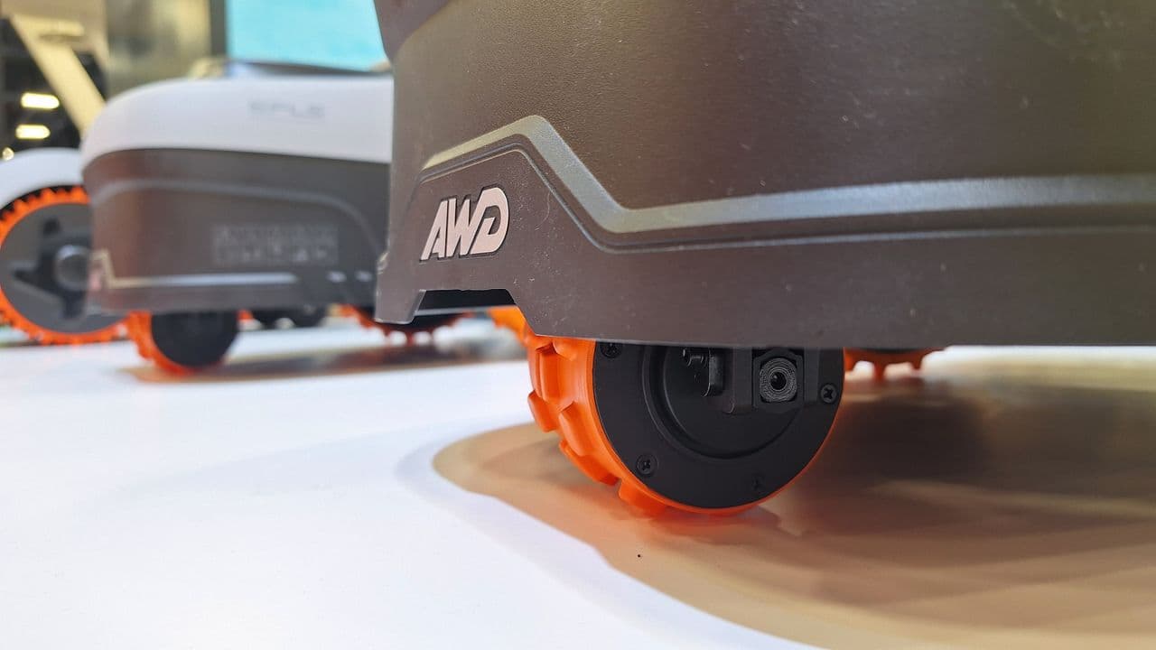 Segway Navimow Unveils Compact Robot Mower for Perfect Lawn Care